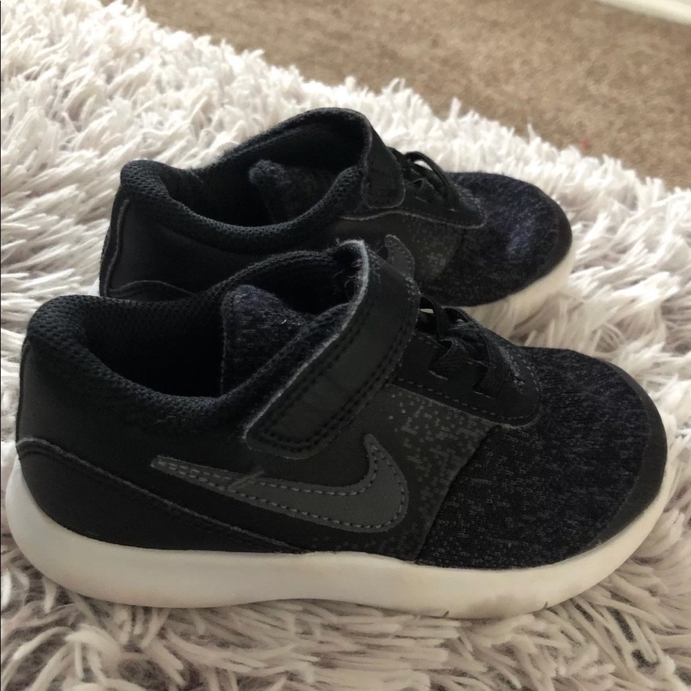 Nike toddler size 9c shoes